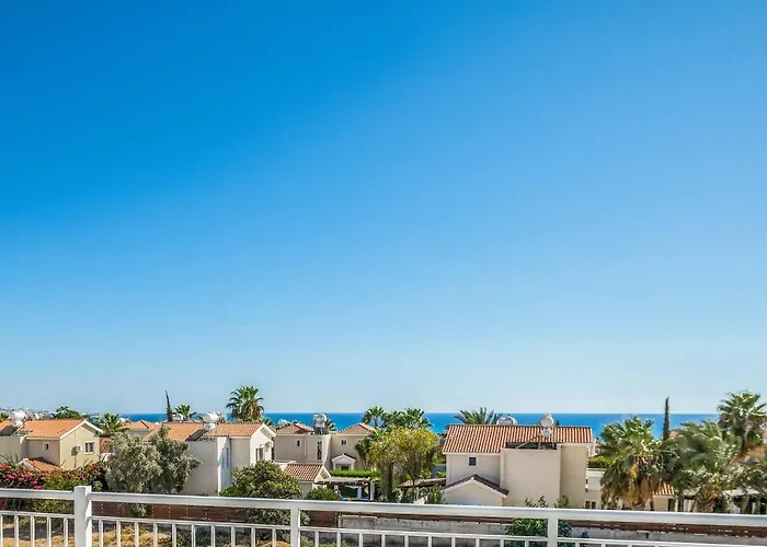 White Daisy Villa Peyia