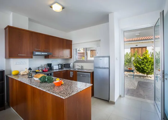 White Daisy Villa Peyia